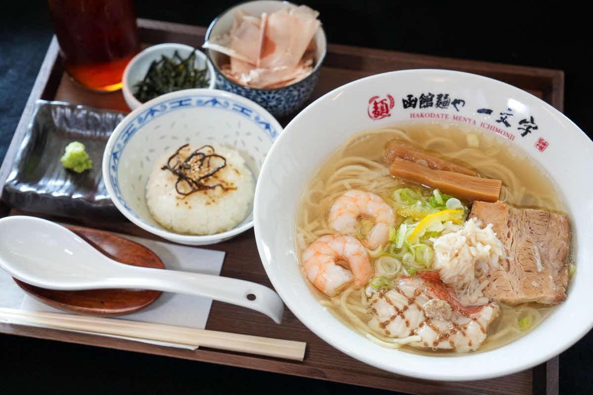 藤井聡太王位の2日目の勝負メシは「キンキ一番だしラーメン」とアイスティー（日本将棋連盟提供）