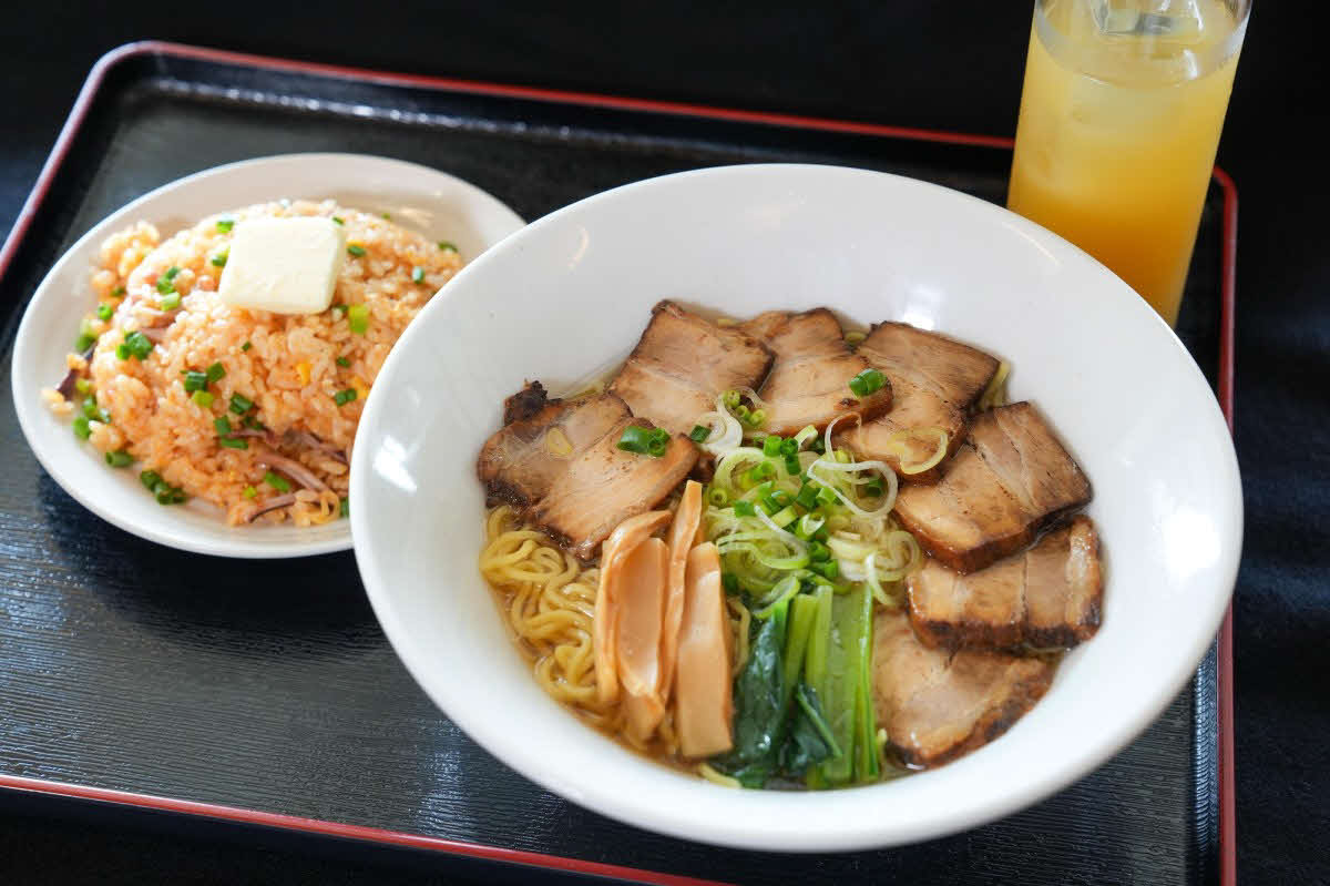 渡辺明九段の2日目の勝負メシは「塩チャーシュー麺とチャーハンセット」とアップルジュース（日本将棋連盟提供）