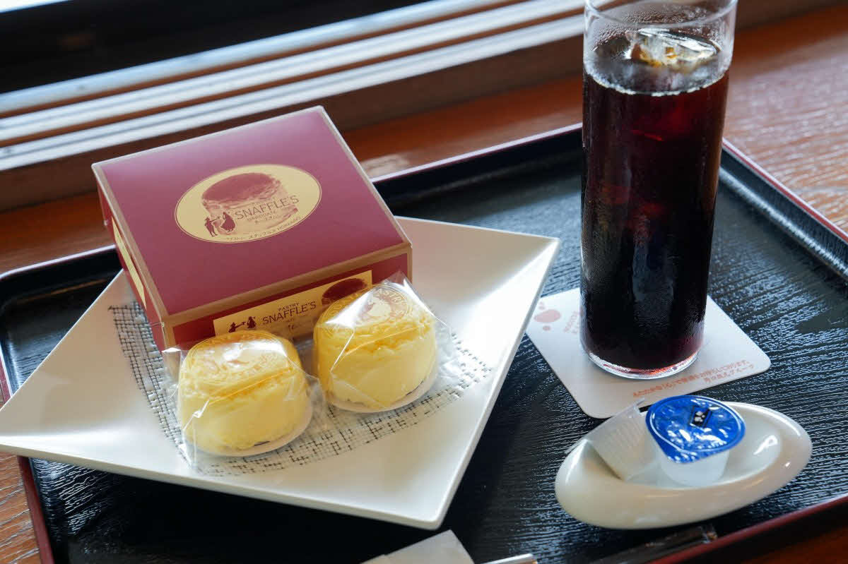 渡辺明九段の2日目午前のおやつは「チーズオムレット」とアイスコーヒー（日本将棋連盟提供）