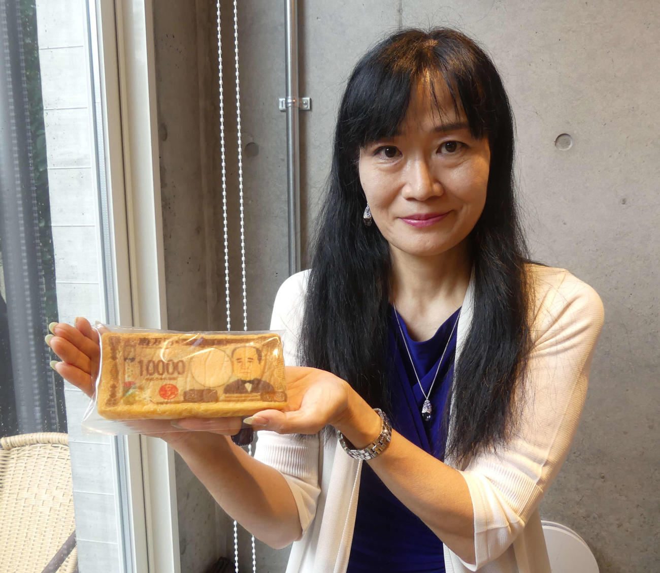 新1万円札をモチーフにした「お札パン」を手にした旺栄の鈴木知子氏