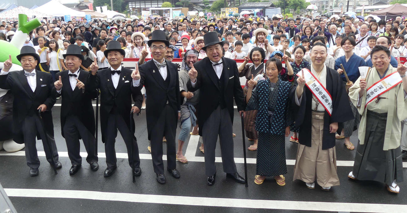 新1万円札発行を記念した祝賀パレード後、渋沢栄一をイメージしたスタイルで市民と喜びを分かち合う深谷市の小島進市長（右から4人目）