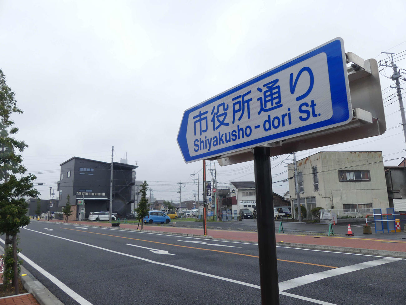 この「市役所通り」の標識、いずれ「栄一翁通り」になる？