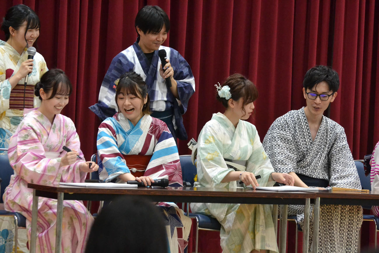 浴衣囲碁まつりの「囲碁将棋の名言格言クイズ」で珍回答を連発した安田明夏初段＆辻華三段組と謝依旻七段＆鈴木伸二八段組（前列左から）