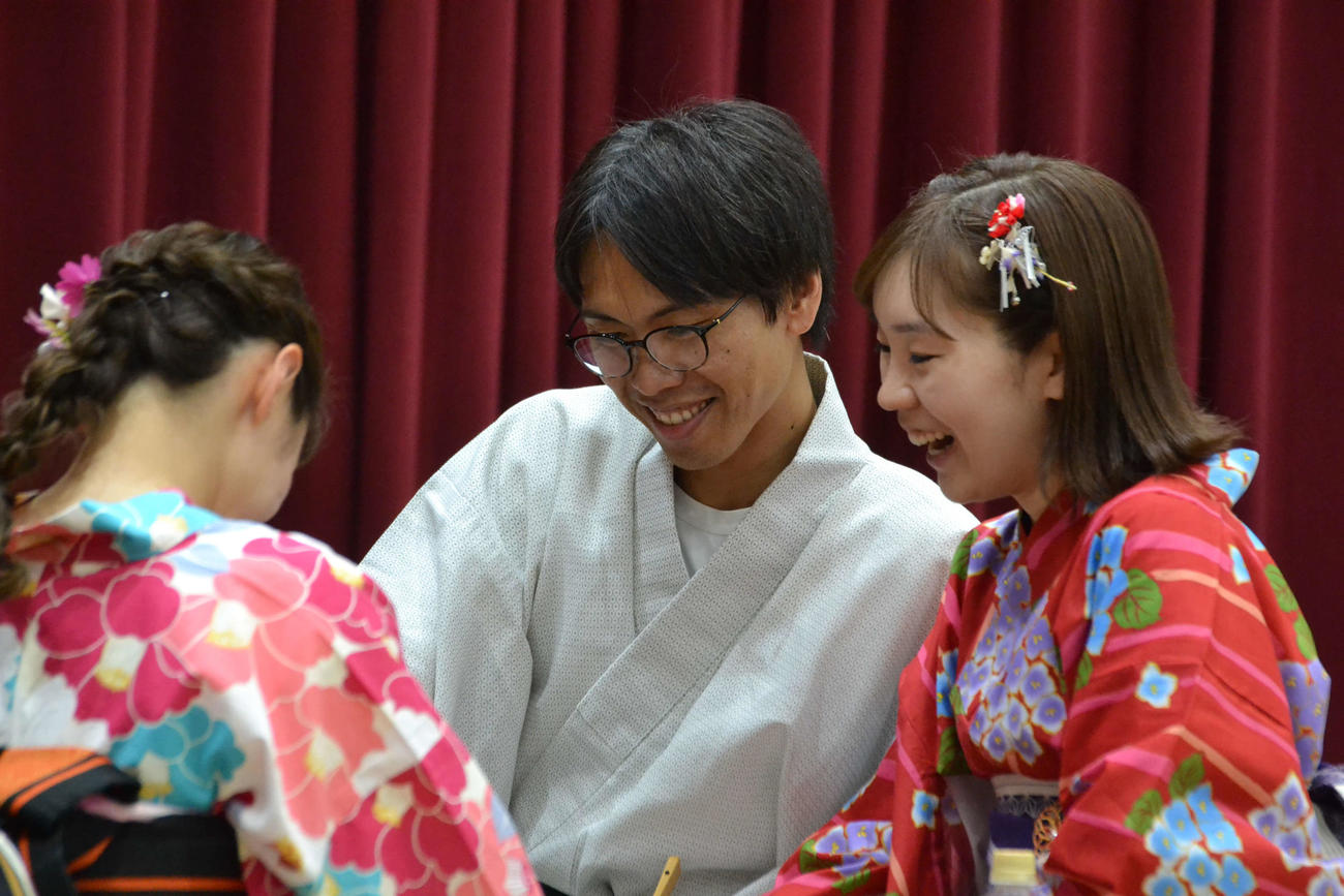 夫婦ペア碁対決は鈴木歩七段（右）、林漢傑八段組が今年も勝利