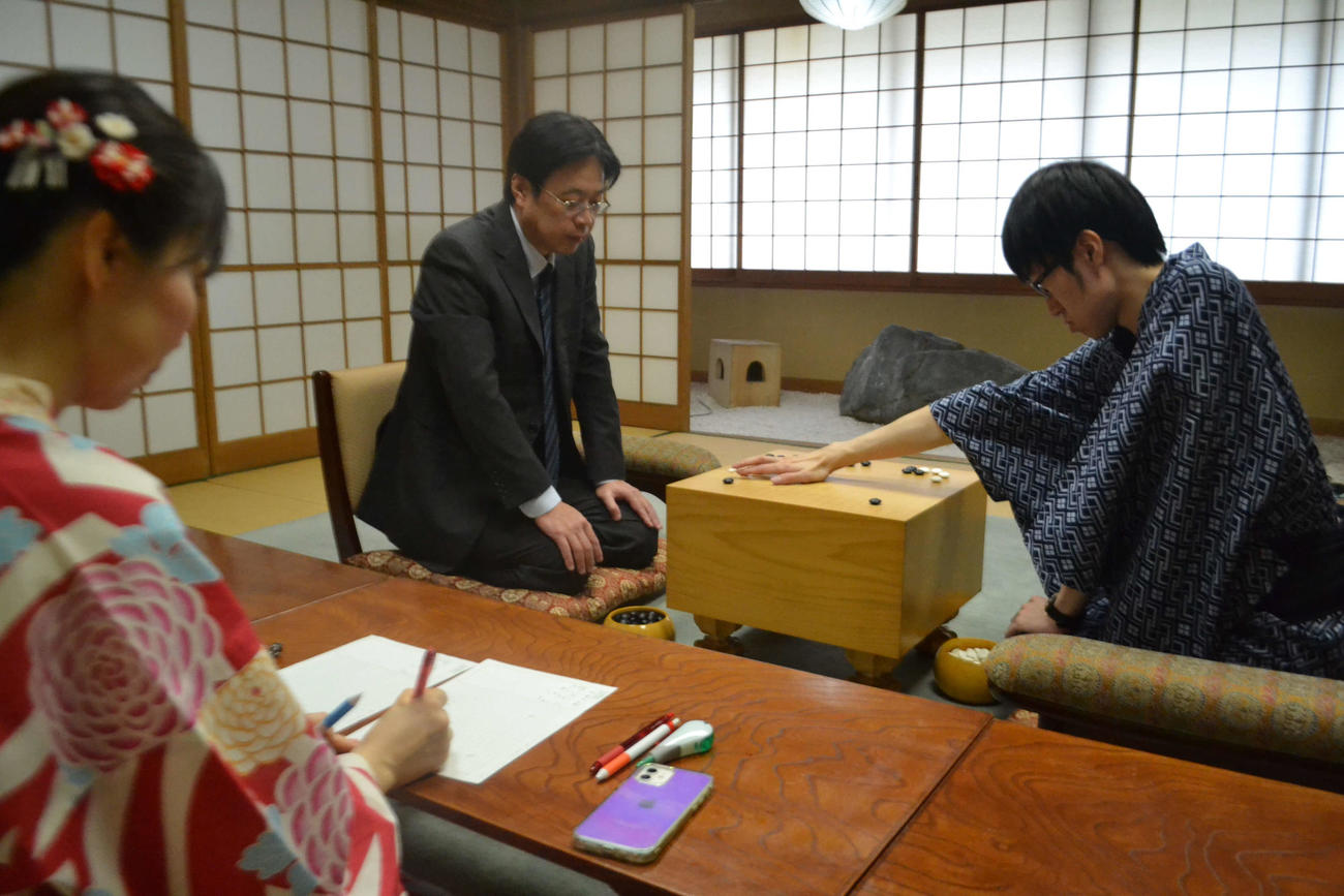 タイトル戦も行われる日本棋院の特別対局室「幽玄の間」では許家元九段（右）がファンとのプレミアム指導碁を行った