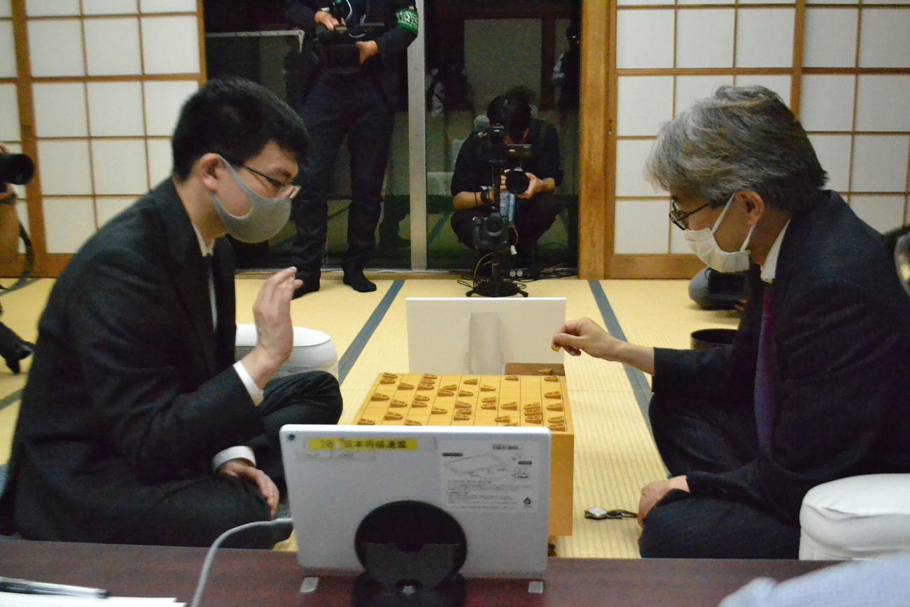 藤井聡太王座への挑戦者を決める王座戦挑戦者決定戦は永瀬拓矢王座（左）が羽生善治九段（右）を下して挑戦権獲得