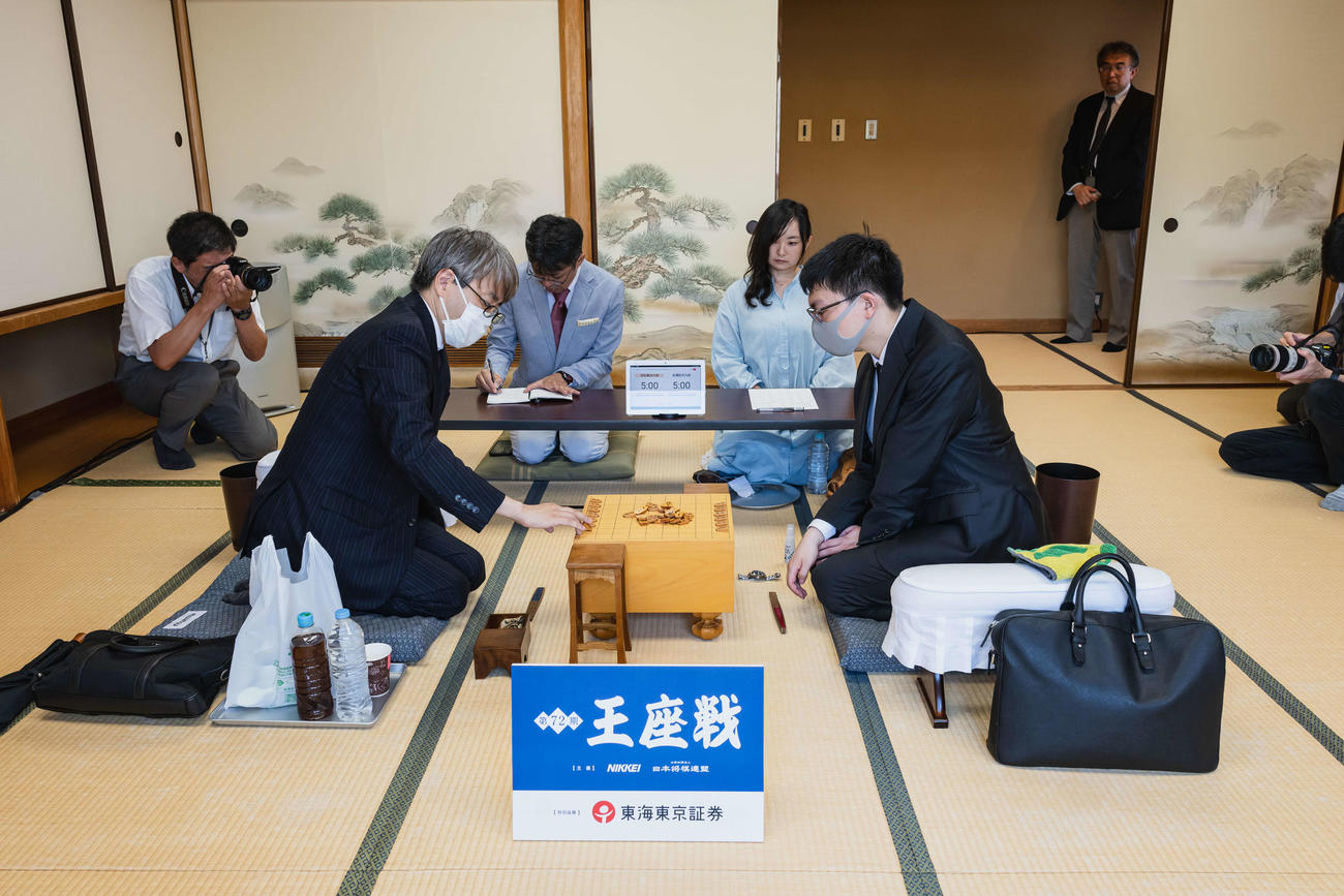 藤井聡太王座への挑戦権を争う羽生善治九段（左）対永瀬拓矢九段（右、日本将棋連盟提供）
