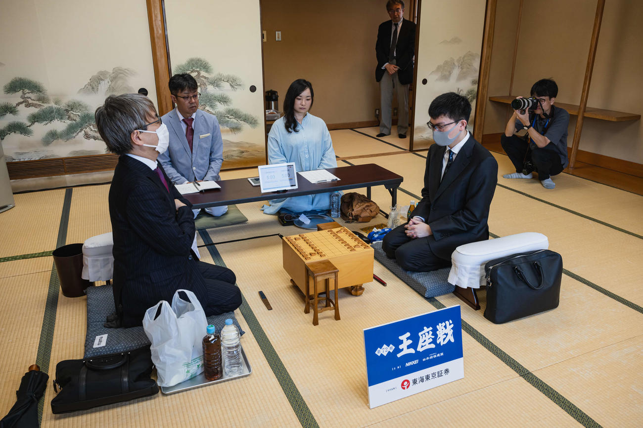 藤井聡太王座への挑戦権を争う羽生善治九段（左）対永瀬拓矢九段（右、日本将棋連盟提供）