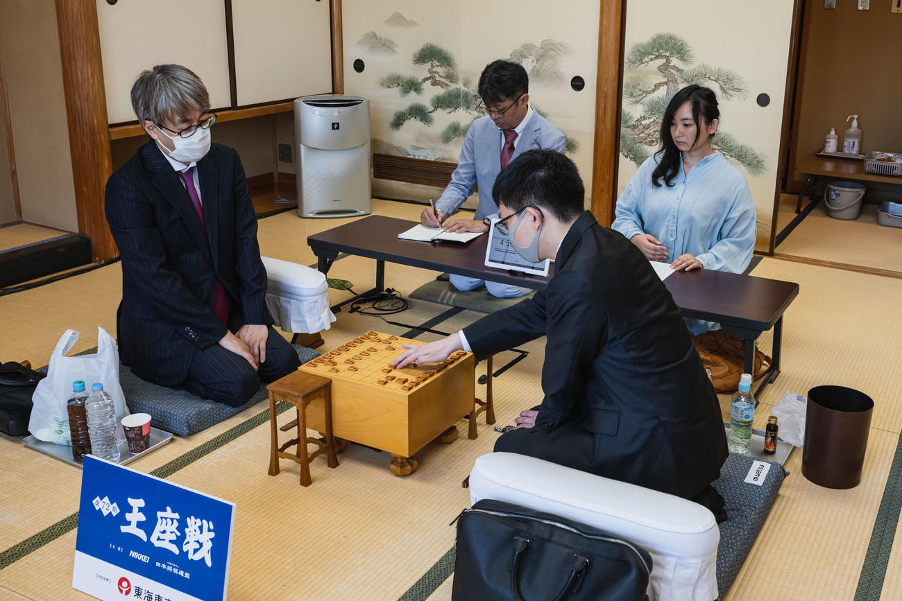 藤井聡太王座への挑戦権を争う羽生善治九段（左）対永瀬拓矢九段（右、日本将棋連盟提供）