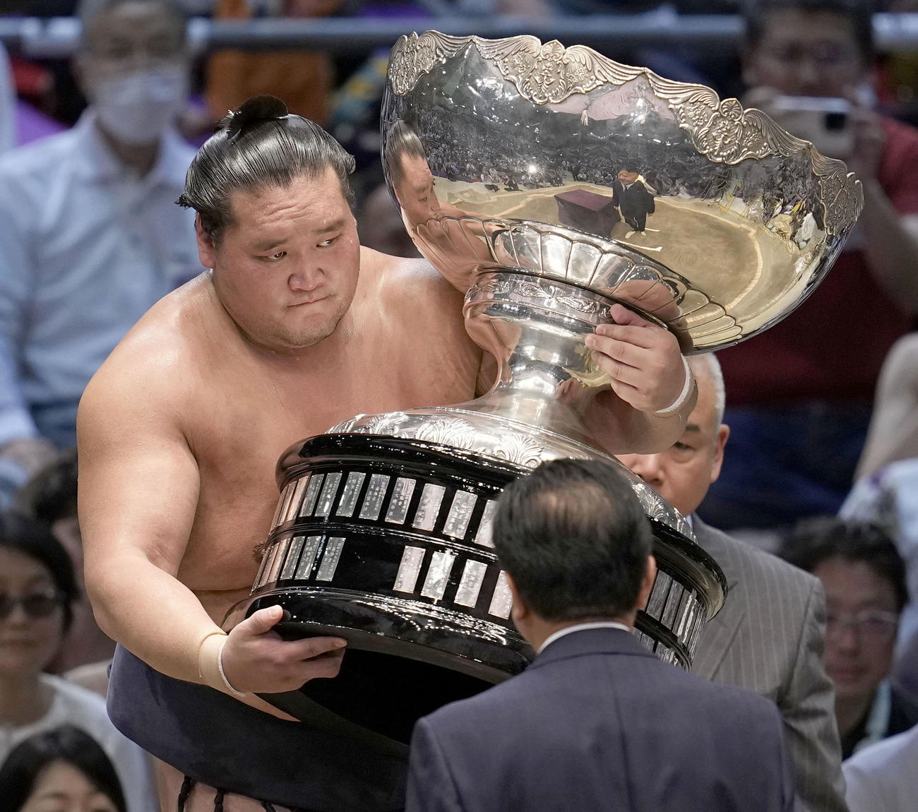 10度目の優勝を果たし、内閣総理大臣杯を受け取る照ノ富士（共同）