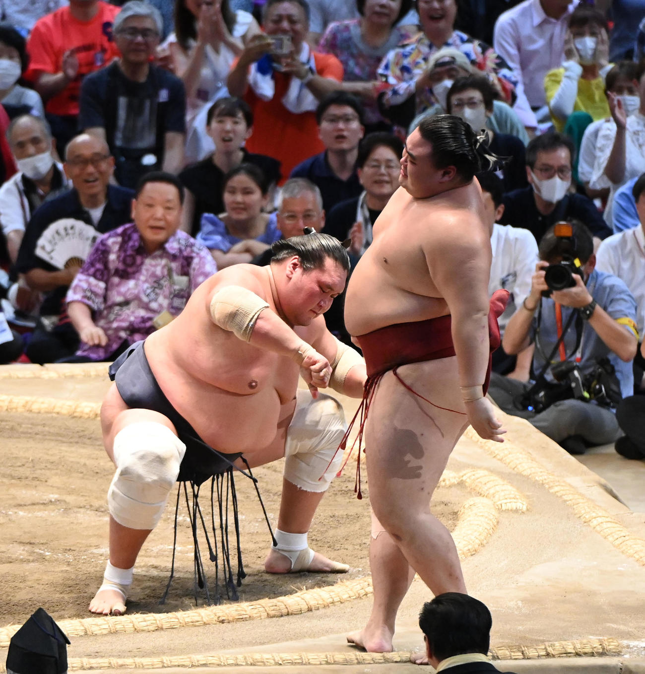 優勝決定戦で隆の勝を寄り切りで破る照ノ富士（左）（撮影・森本幸一）