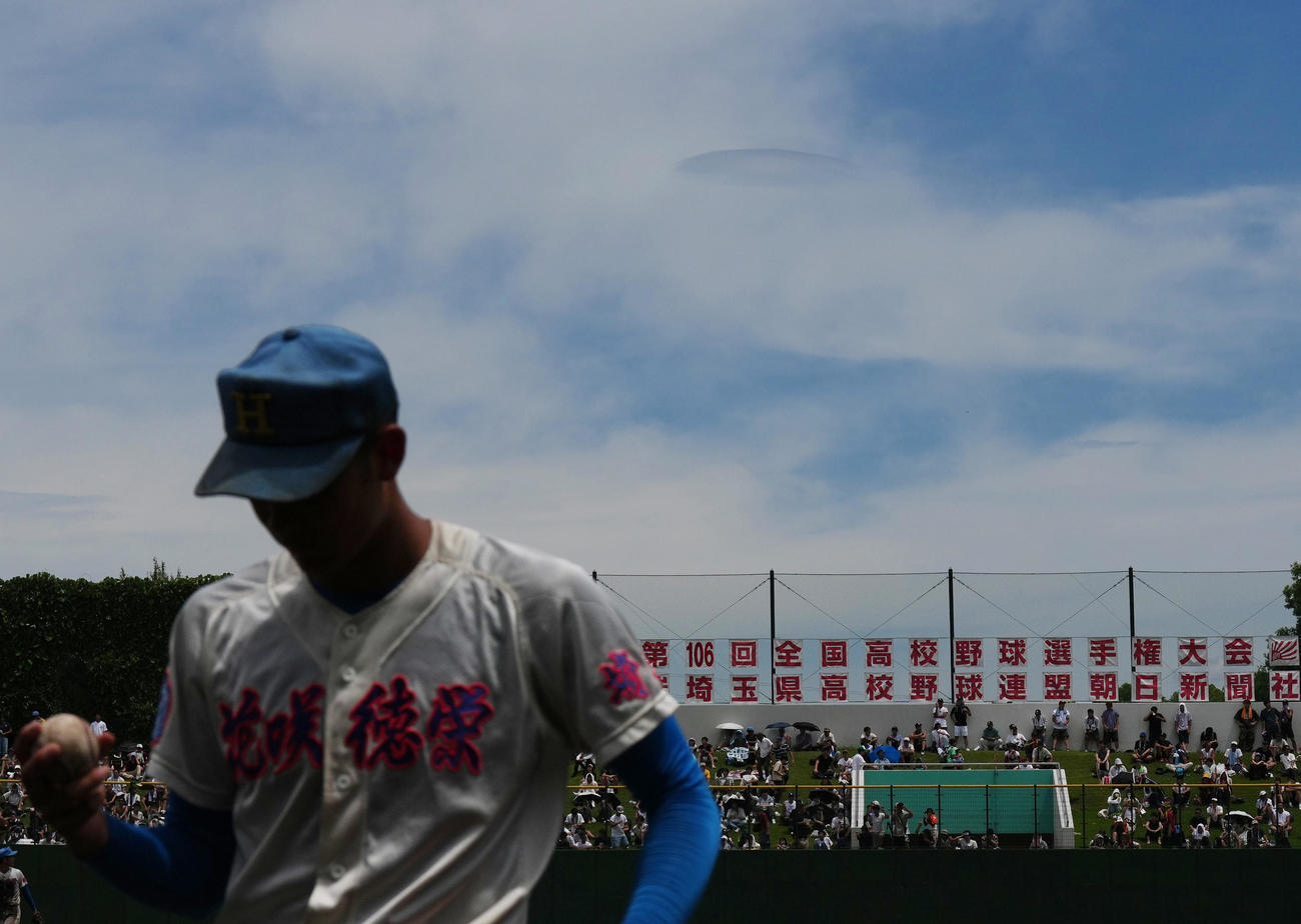 花咲徳栄隊昌平　試合中、上空に浮かぶ円盤型の雲（撮影・菅敏）