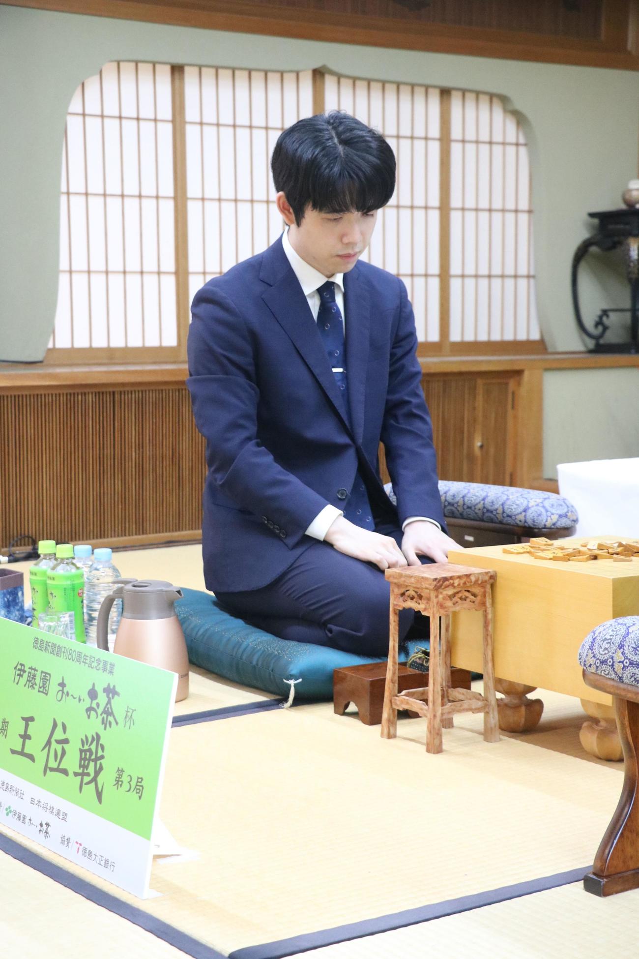 王位戦7番勝負第3局、徳島市で前日検分した藤井聡太王位（日本将棋連盟提供）