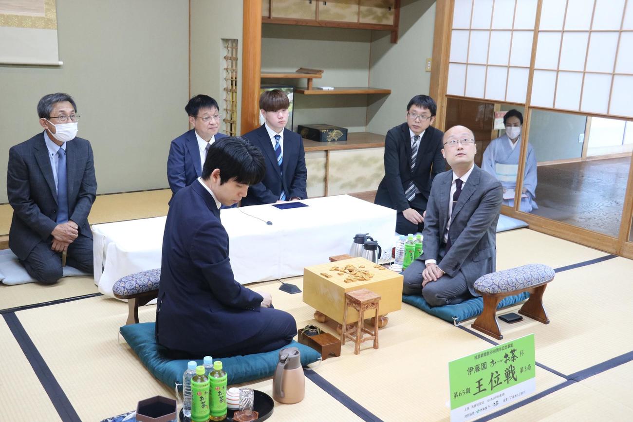 王位戦7番勝負第3局、徳島市で前日検分した藤井聡太王位（左）渡辺明九段（日本将棋連盟提供）