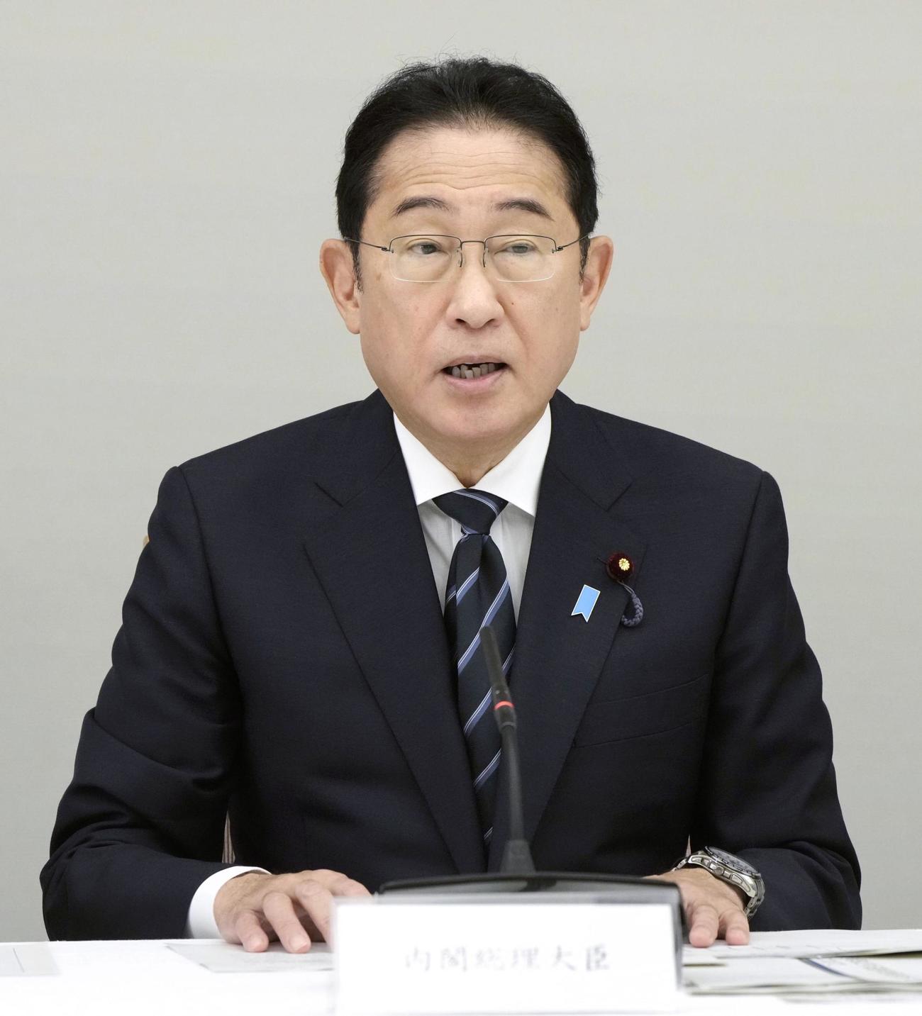 「障害者に対する偏見や差別のない共生社会の実現に向けた対策推進本部」の初会合で発言する岸田首相（共同）
