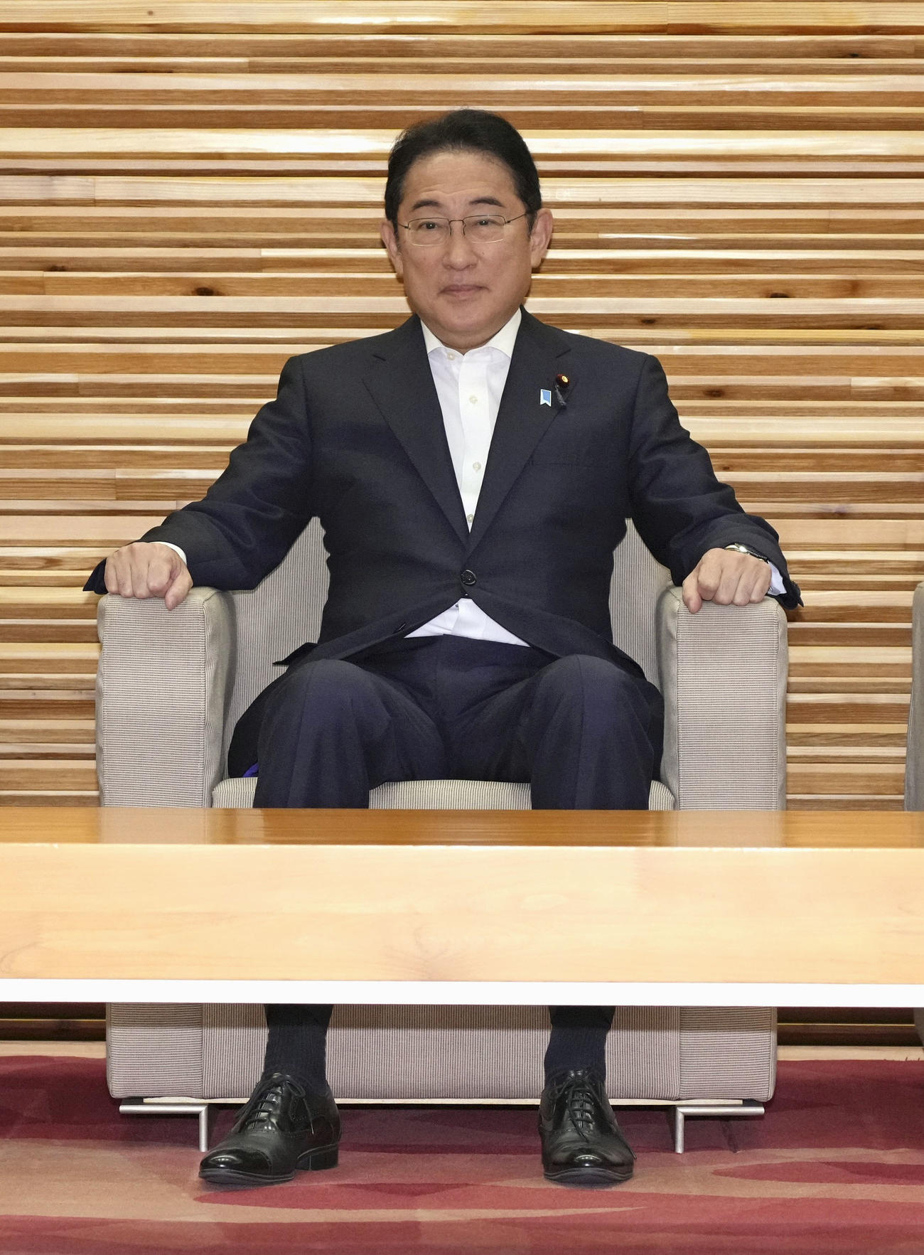 臨時閣議に臨む岸田首相（共同）