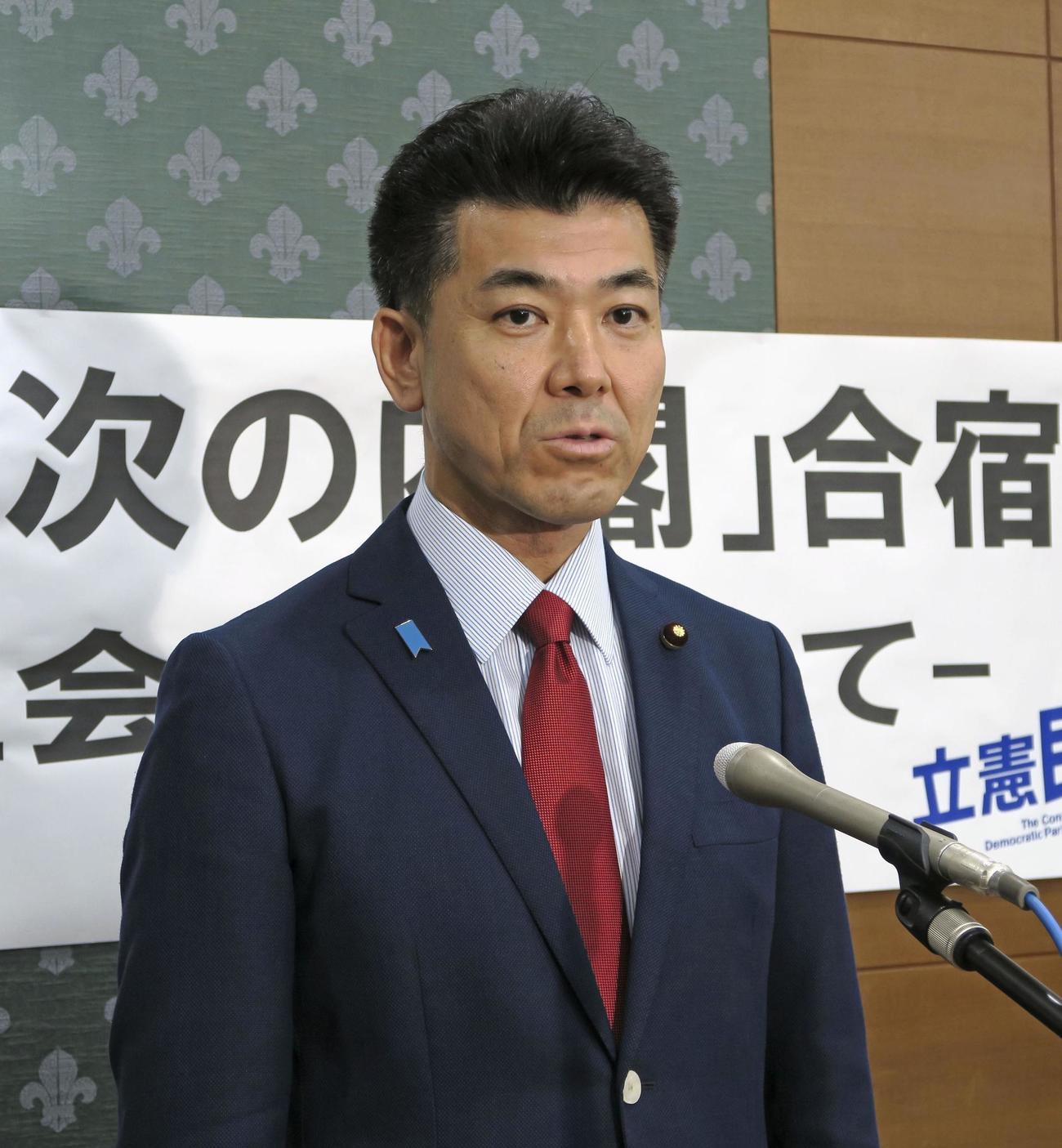 記者団の取材に応じる立憲民主党の泉代表＝29日午後、東京都千代田区（共同）