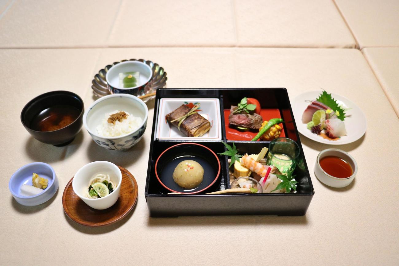 藤井聡太王位の昼食「松花堂弁当」（日本将棋連盟提供）