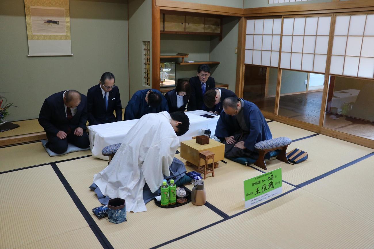 一礼して王位戦7番勝負第3局に臨んだ藤井聡太王位（左）渡辺明九段（日本将棋連盟提供）