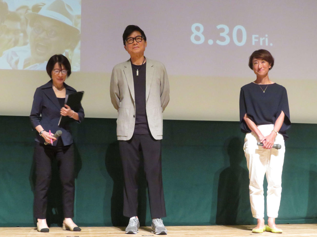 韓国映画「ボストン　1947」舞台あいさつ付き特別試写会に登壇したカン・ジェギュ監督（中央）と孫基禎さんの孫の孫銀卿さん（撮影・村上幸将）