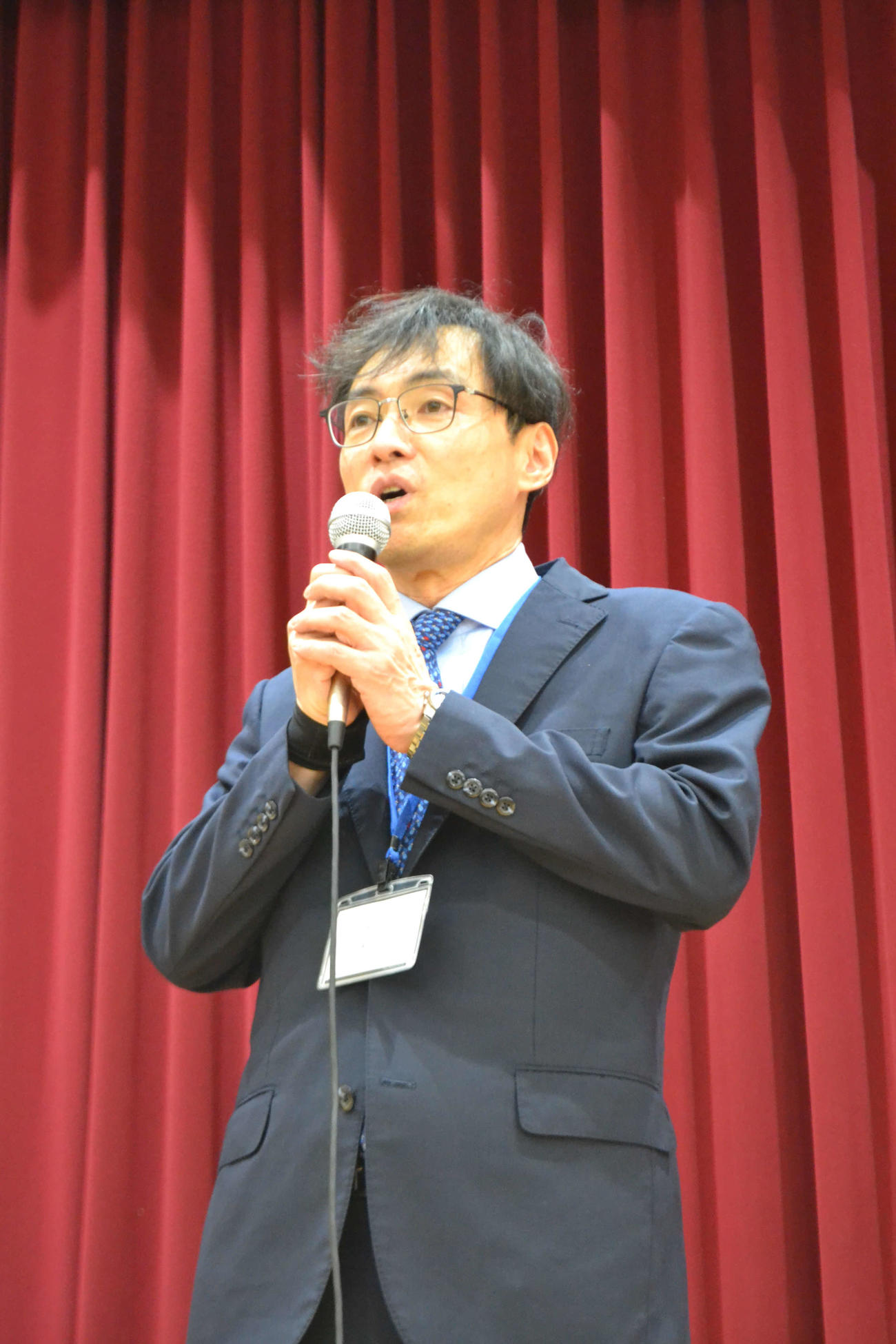 能登半島復興支援チャリティー指導碁会の開会式であいさつする藤澤一就八段