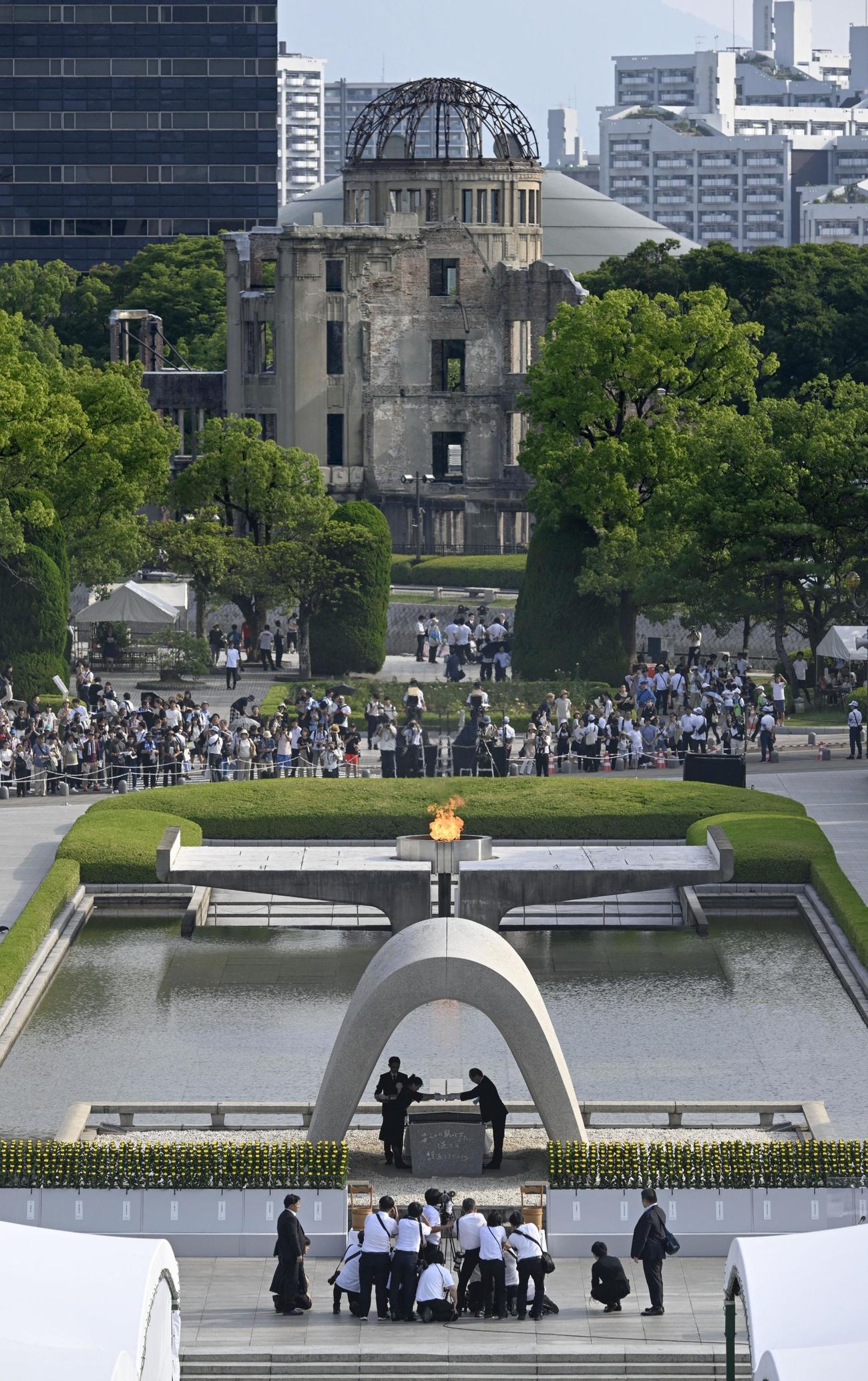 広島市の平和記念公園で始まった平和記念式典。奥は原爆ドーム（共同）
