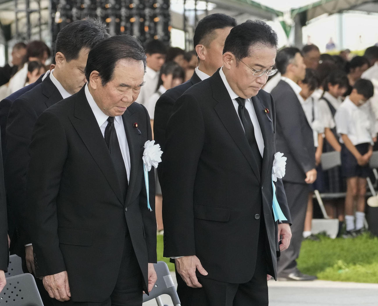 平和記念式典で原爆投下時刻に合わせ黙とうする岸田首相。右は額賀衆院議長（共同）