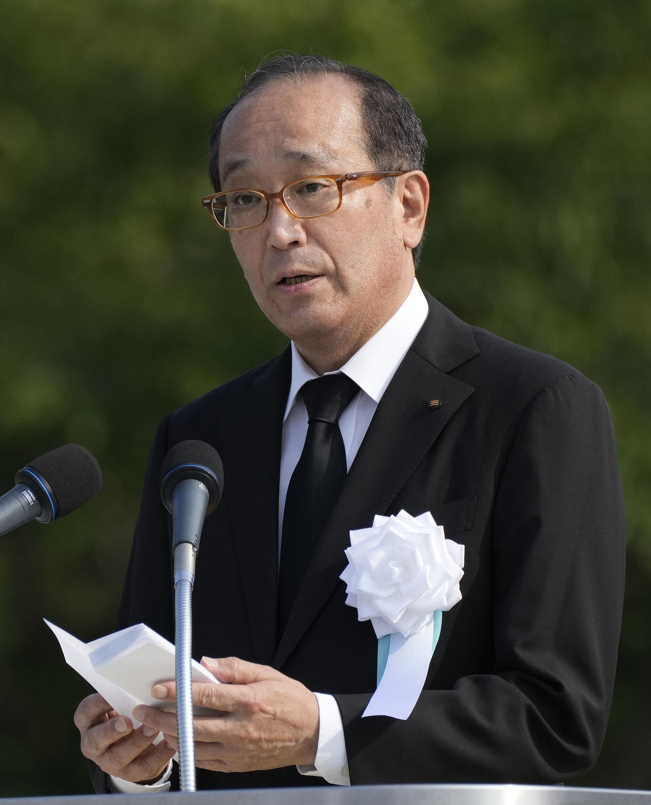 平和記念式典であいさつする広島市の松井一実市長（共同）
