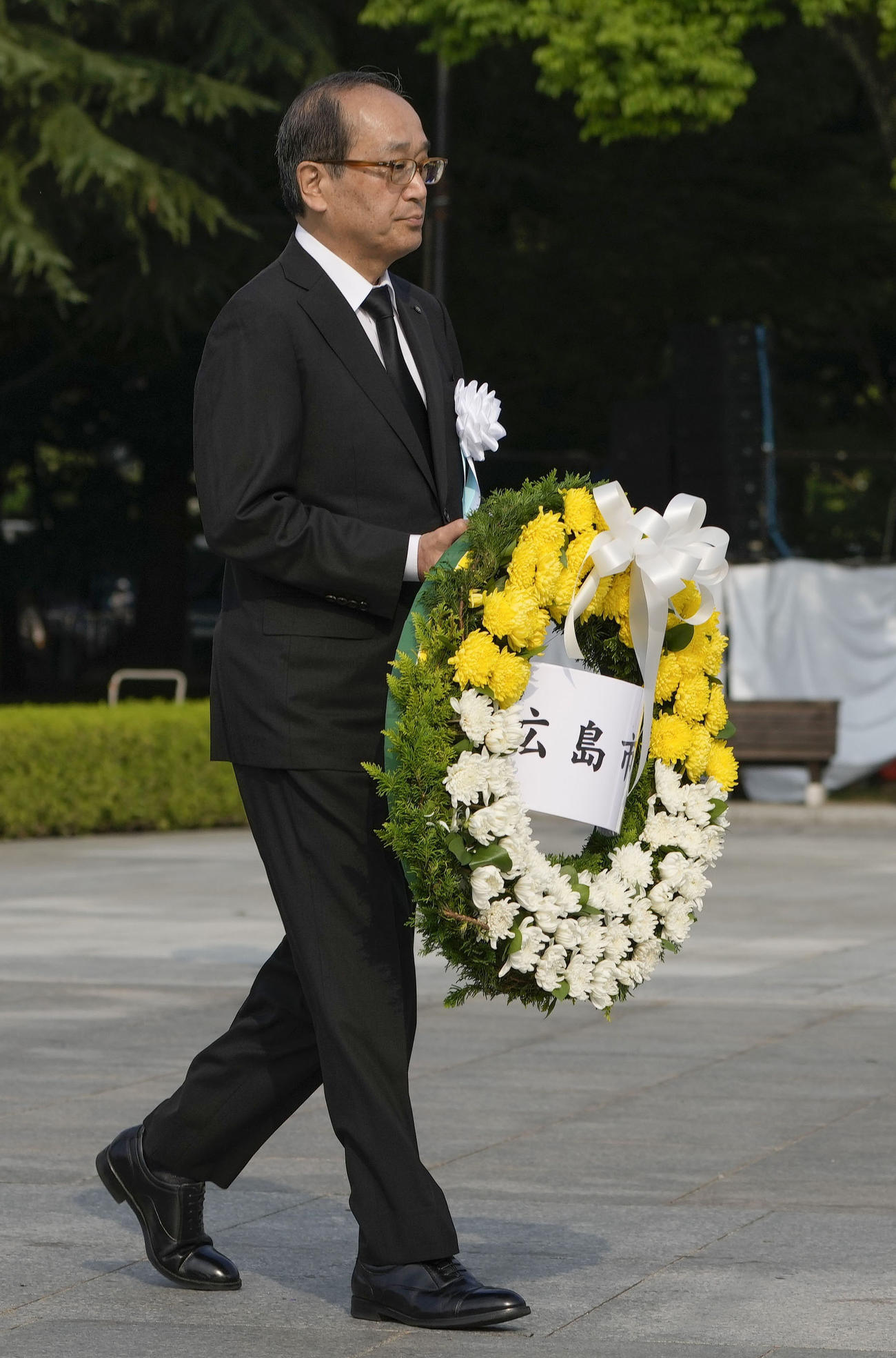 平和記念式典で献花に向かう広島市の松井一実市長（共同）
