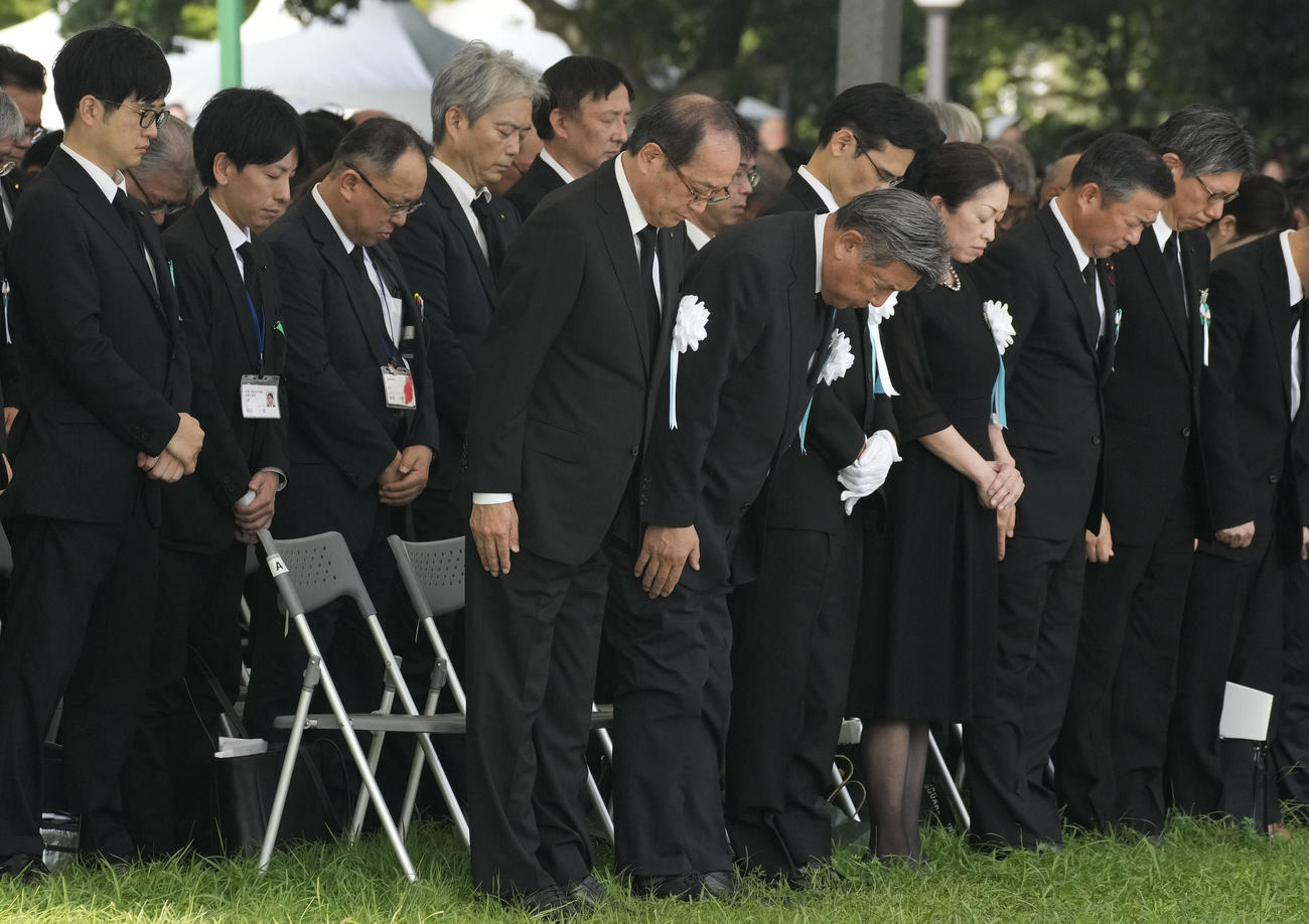 平和記念式典で原爆投下時刻に合わせ黙とうする広島市の松井一実市長（手前）ら（共同）