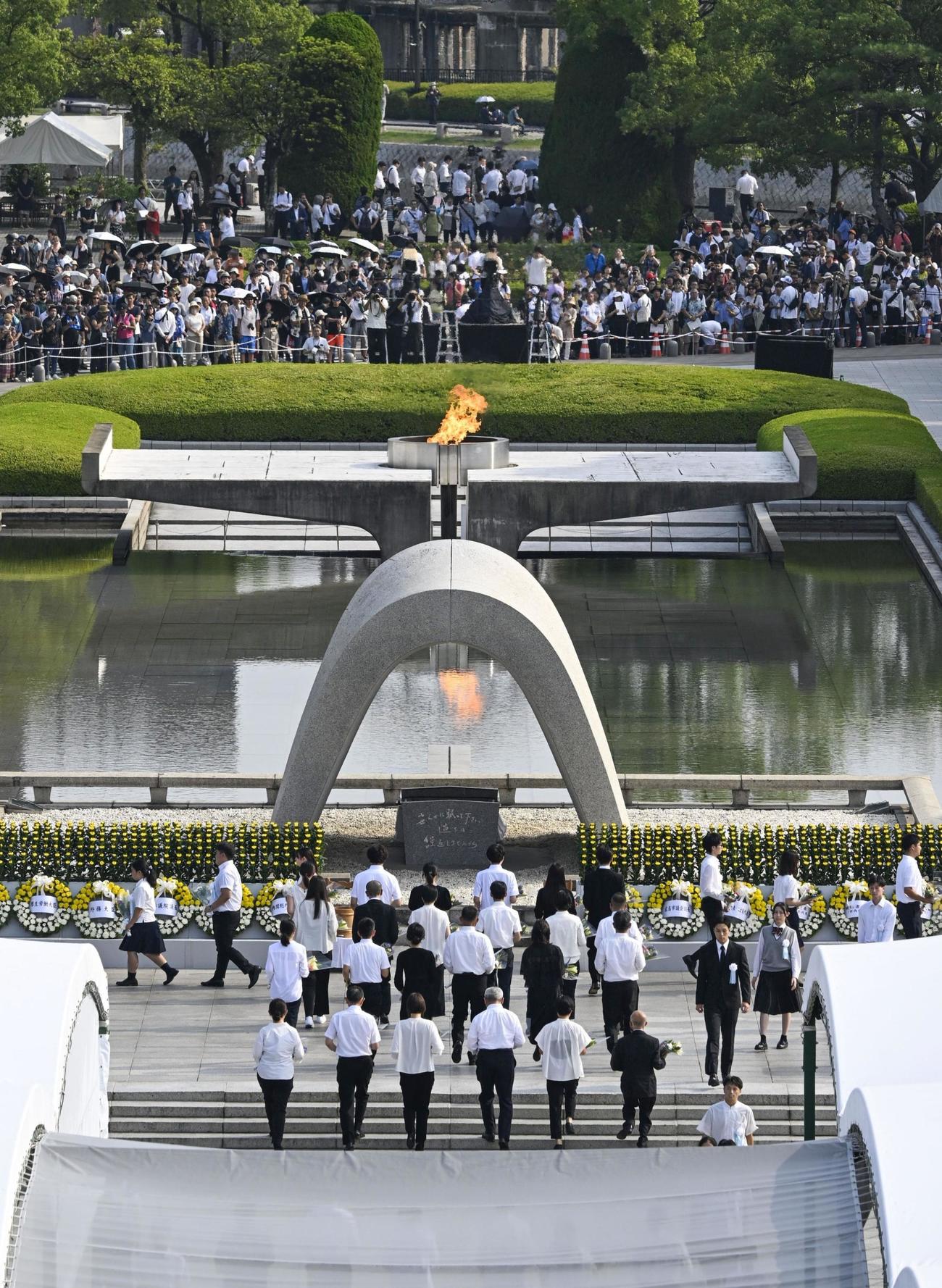 平和記念式典で原爆慰霊碑に献花する人たち（共同）