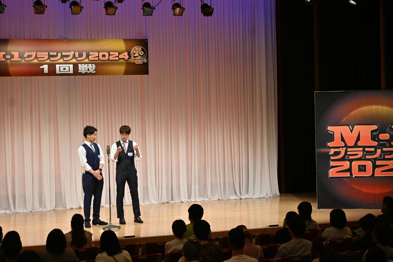 大阪市内で行われた漫才日本一を決める「M－1グランプリ」1回戦に挑戦した服部慎一郎六段（右）、冨田誠也五段（撮影・松浦隆司）