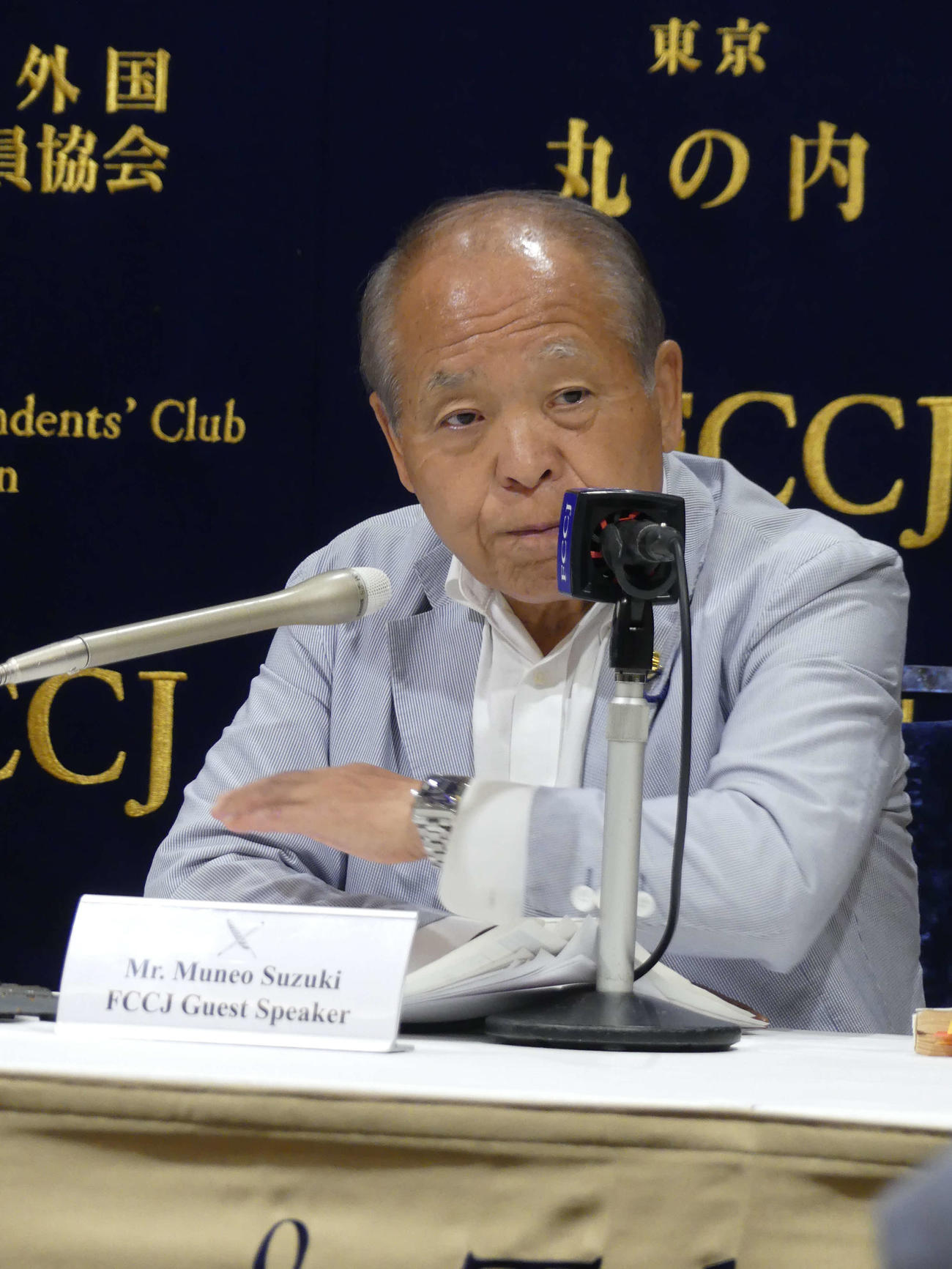 ロシア渡航について、日本外国特派員協会で会見する鈴木宗男参院議員（撮影・中山知子）