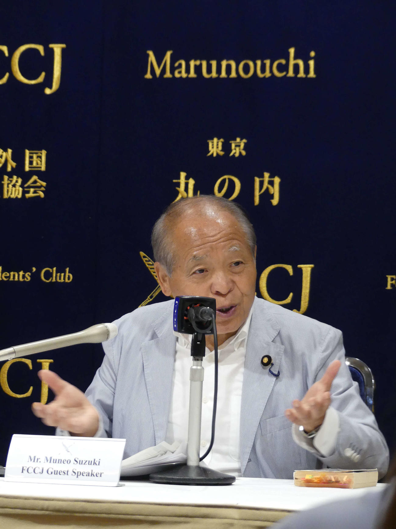 ロシア渡航の理由について、日本外国特派員協会で会見する鈴木宗男参院議員（撮影・中山知子）