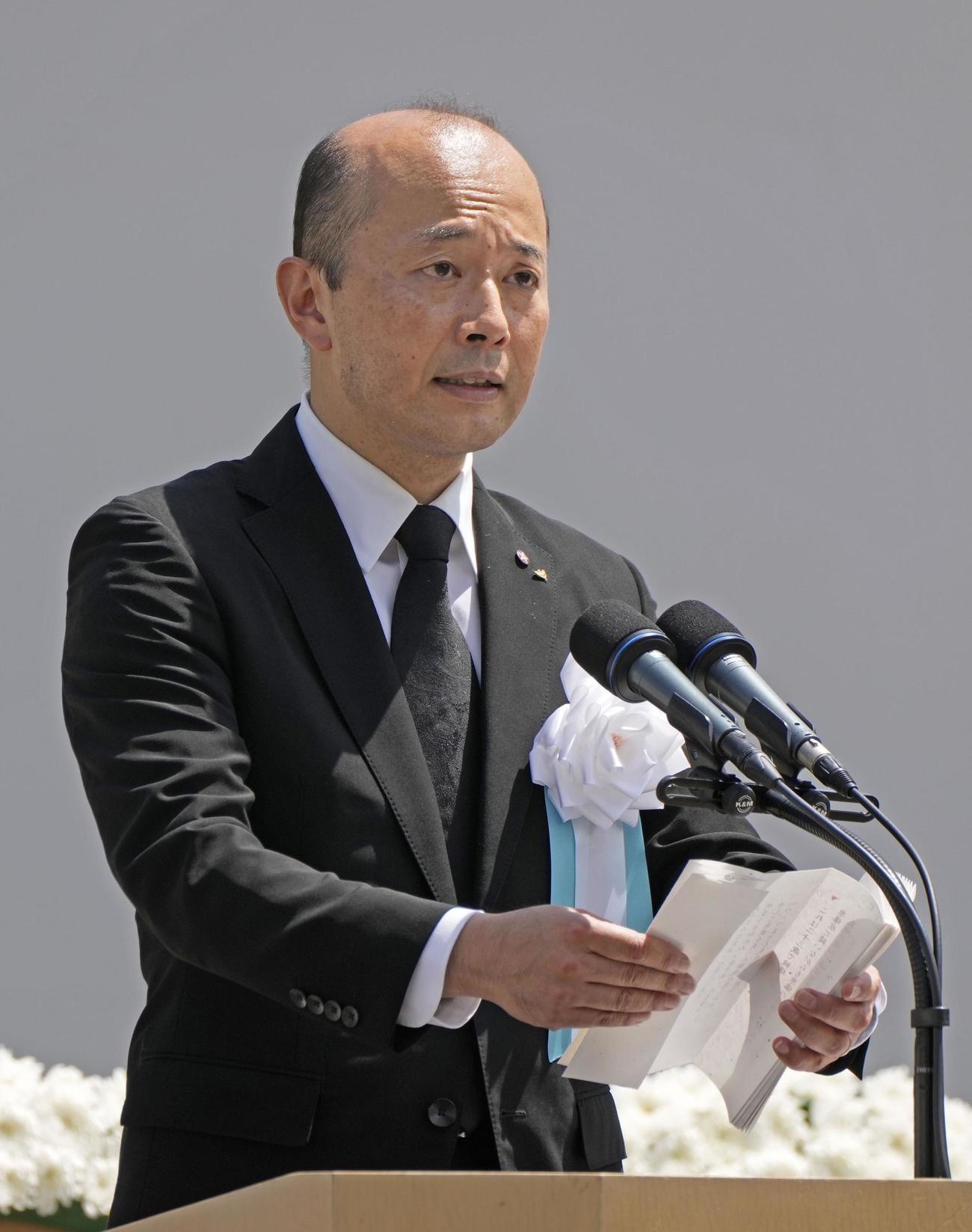 「長崎原爆犠牲者慰霊平和祈念式典」で平和宣言を読み上げる長崎市の鈴木史朗市長（共同）