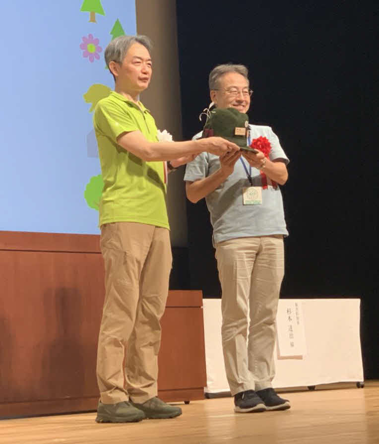 第8回「山の日」全国大会記念式典でリレーセレモニーを行った栗岡祥一東京都副知事（左）と杉本達治福井県知事（右）