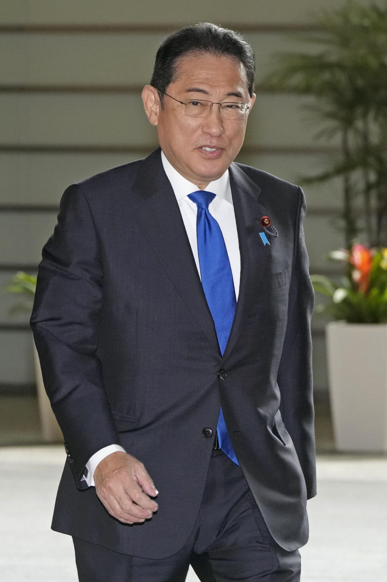 首相官邸に入る岸田首相＝14日午前（共同）