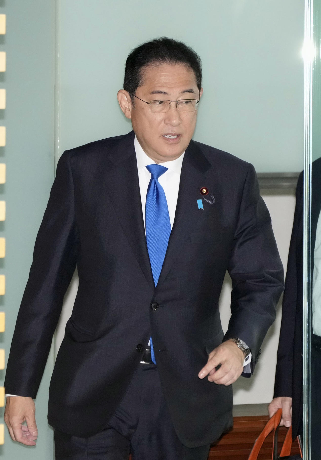 首相官邸に入る岸田首相＝14日午前（共同）