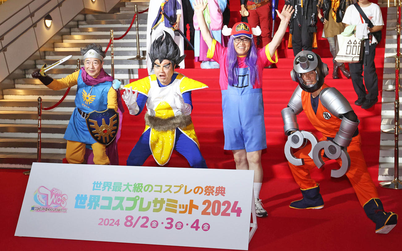 世界コスプレサミットの前夜祭で記念写真に納まるオアシス21の菊池文泰社長、河村たかし名古屋市長、大村秀章愛知県知事、小栗徳丸ワールドコスプレサミットCEO（撮影・白石智彦）