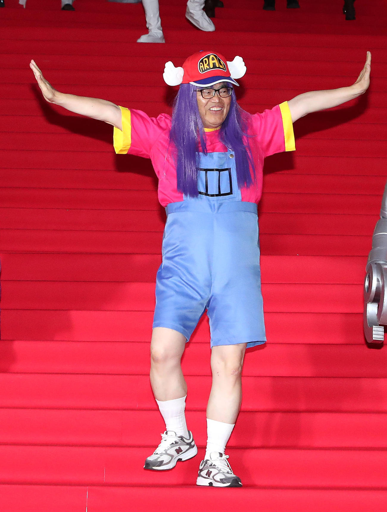 世界コスプレサミットの前夜祭でレッドカーペットを歩く大村秀章愛知県知事（撮影・白石智彦）