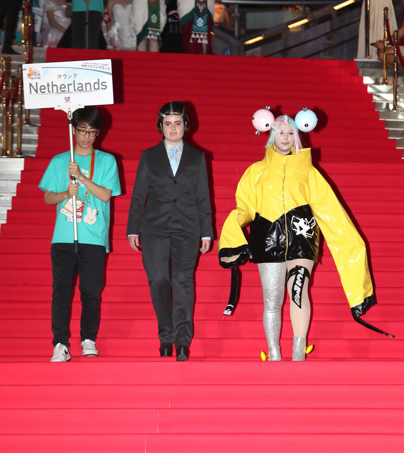 世界コスプレサミットの前夜祭でレッドカーペットを歩くオランダ代表のコスプレイヤー（撮影・白石智彦）