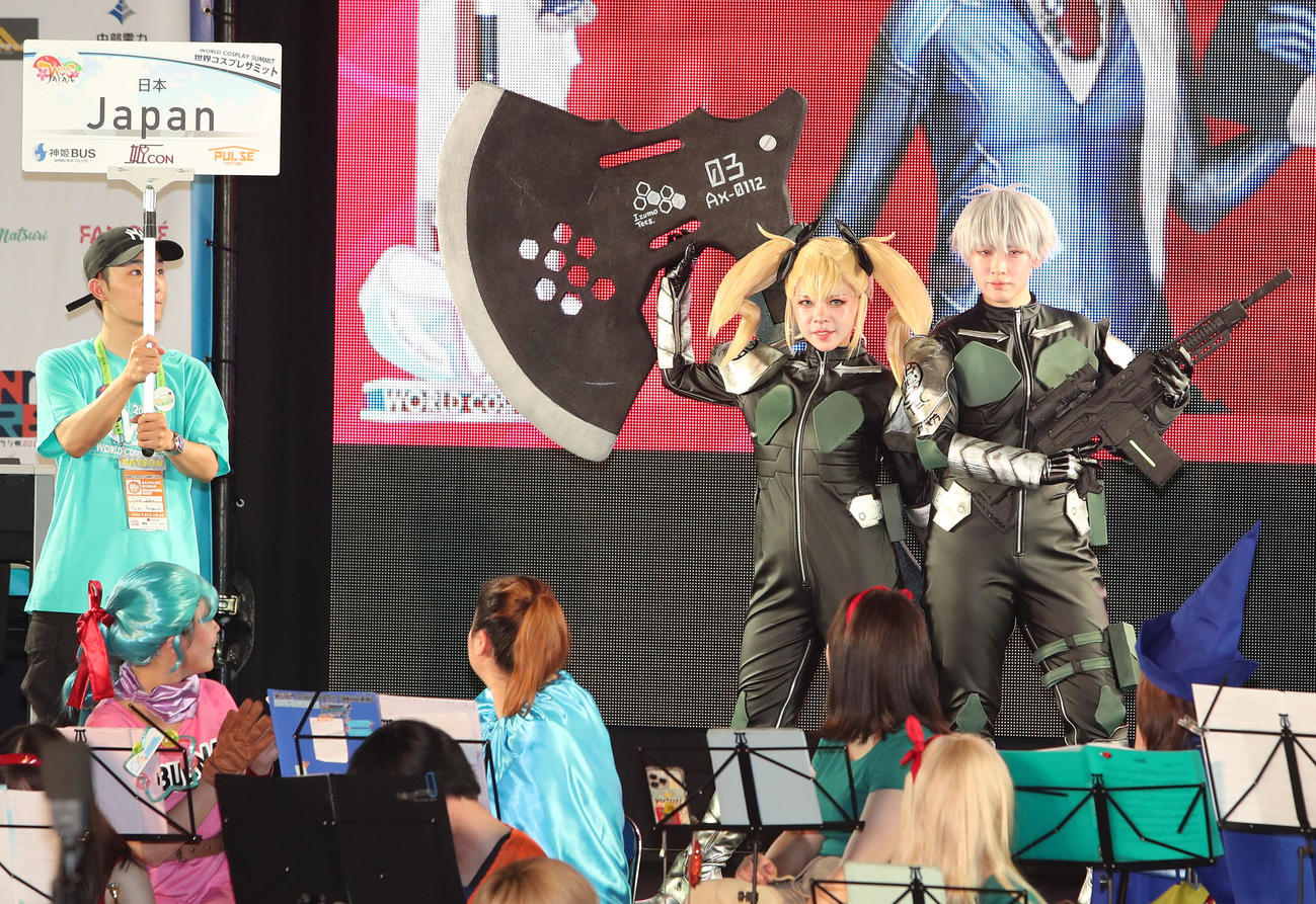 世界コスプレサミットの前夜祭でステージでポーズをとる日本代表のコスプレイヤー（撮影・白石智彦）