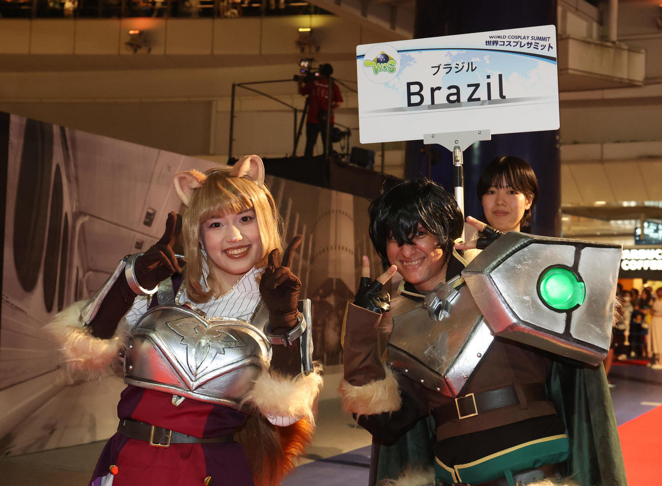 世界コスプレサミットの前夜祭でレッドカーペットを歩くブラジル代表のコスプレイヤー（撮影・白石智彦）