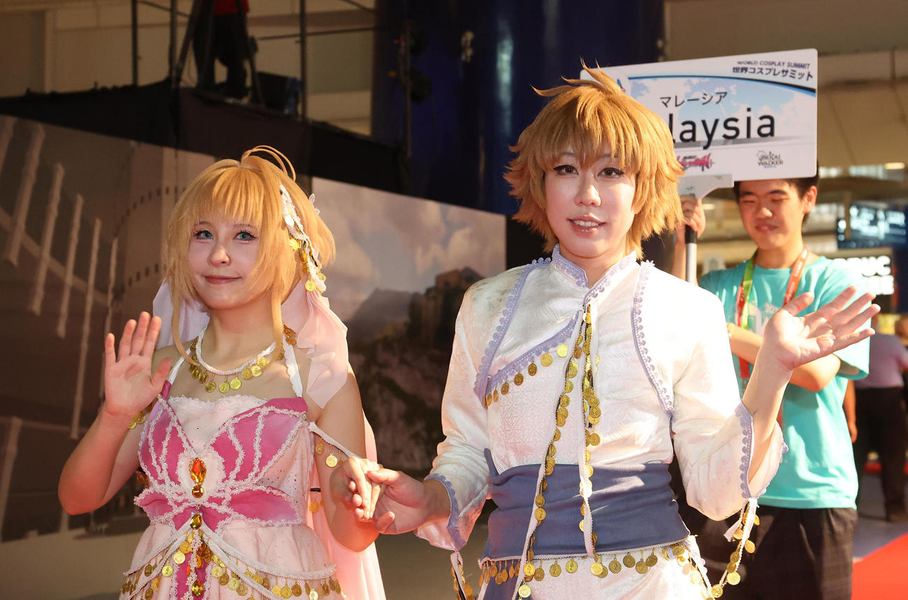 世界コスプレサミットの前夜祭でレッドカーペットを歩くマレーシア代表のコスプレイヤー（撮影・白石智彦）