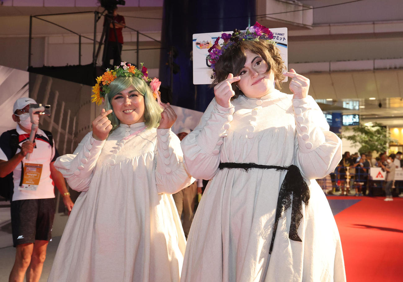 世界コスプレサミットの前夜祭でレッドカーペットを歩くドイツ代表のコスプレイヤー（撮影・白石智彦）