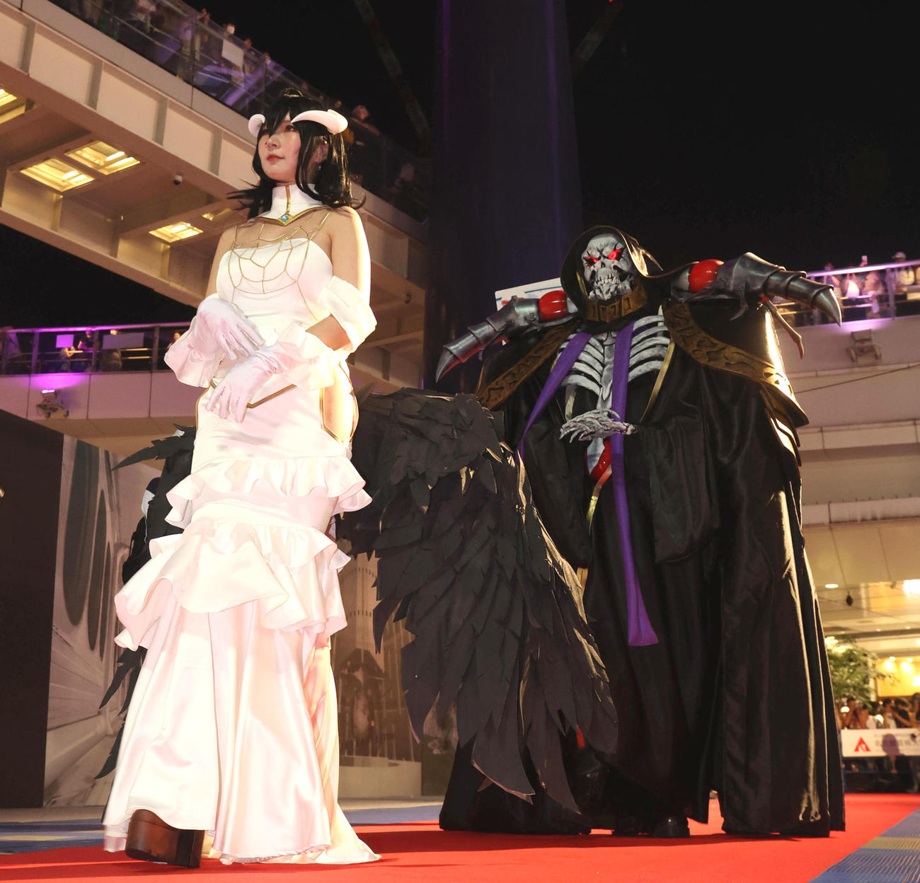 世界コスプレサミットの前夜祭でレッドカーペットを歩く韓国代表のコスプレイヤー（撮影・白石智彦）