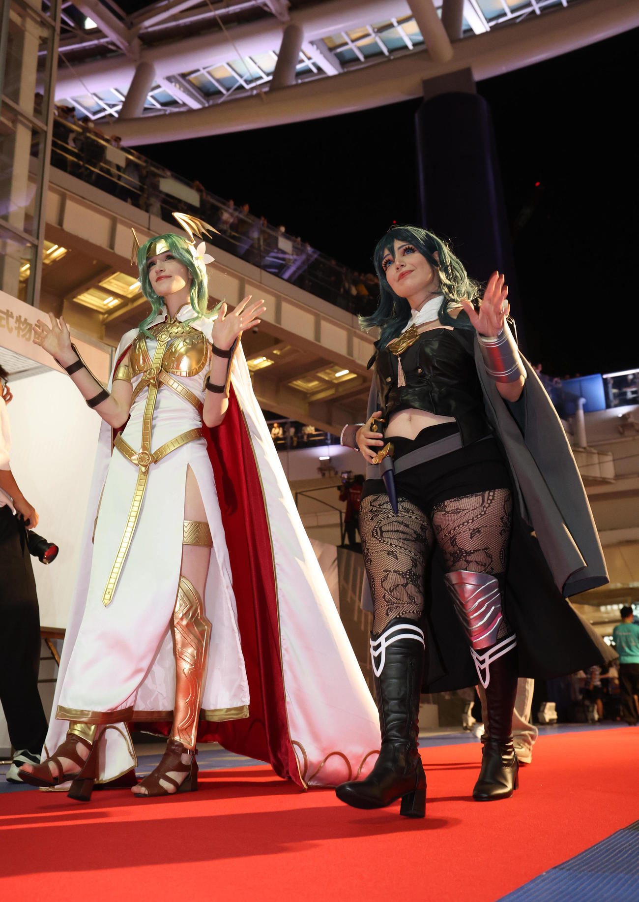 世界コスプレサミットの前夜祭でレッドカーペットを歩くスペイン代表のコスプレイヤー（撮影・白石智彦）