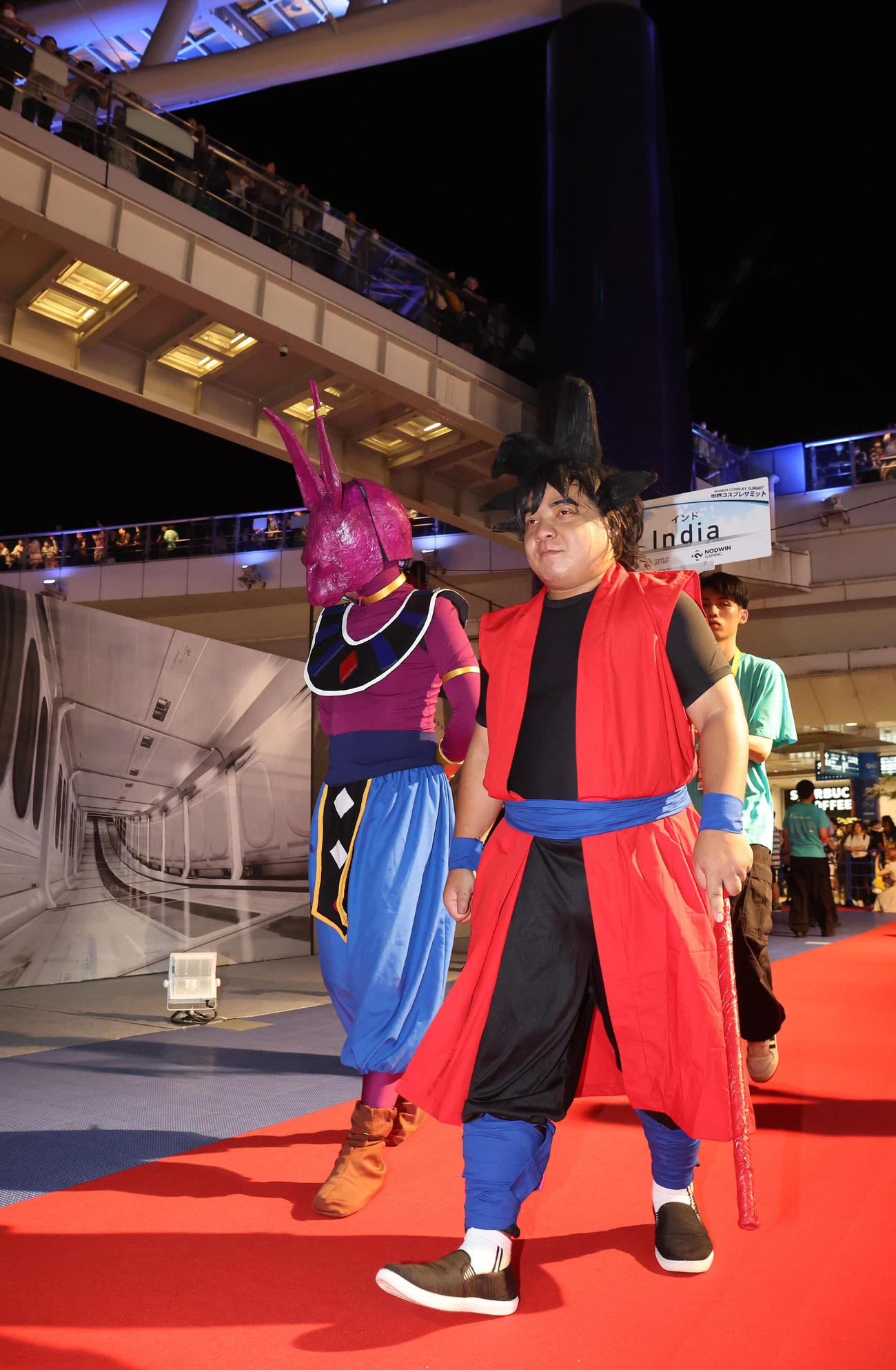 世界コスプレサミットの前夜祭でレッドカーペットを歩くインド代表のコスプレイヤー（撮影・白石智彦）
