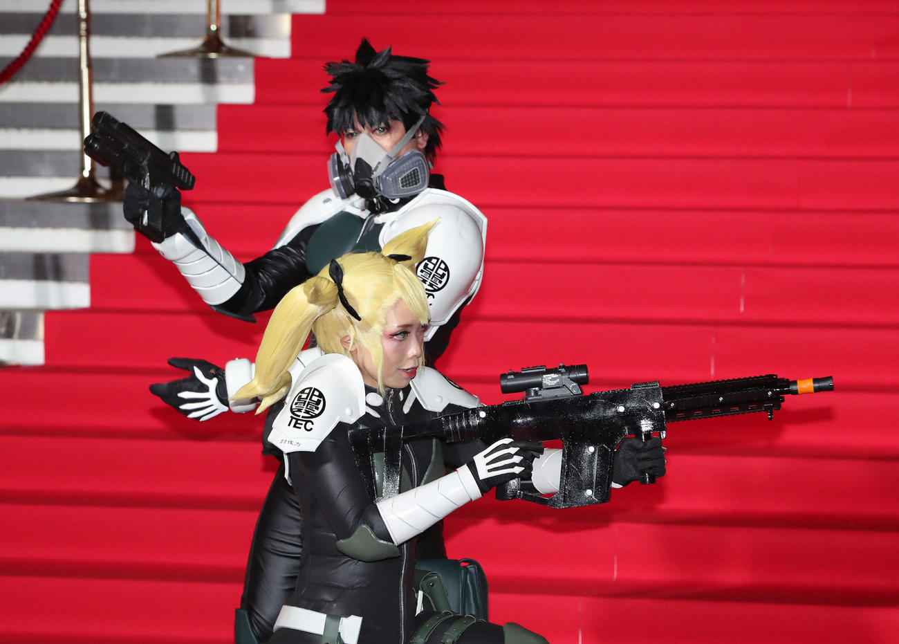世界コスプレサミットの前夜祭でレッドカーペットでポーズをとる各国のコスプレイヤー（撮影・白石智彦）
