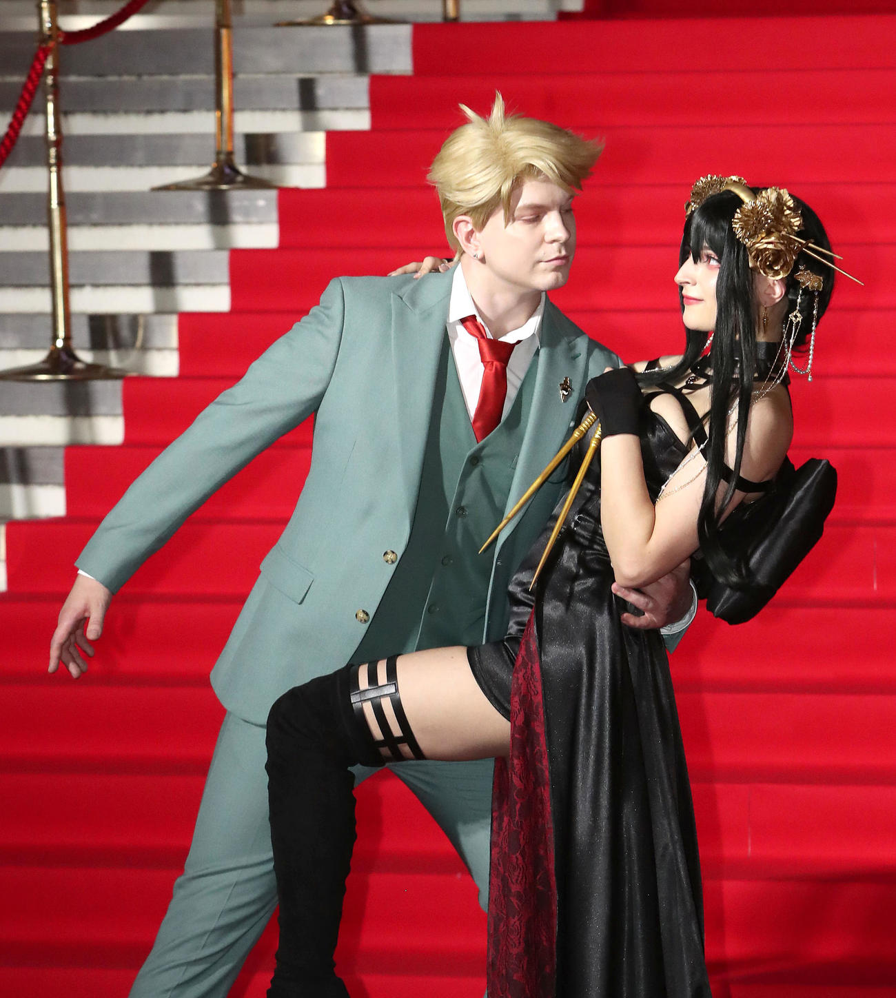 世界コスプレサミットの前夜祭でレッドカーペットでポーズをとる各国のコスプレイヤー（撮影・白石智彦）